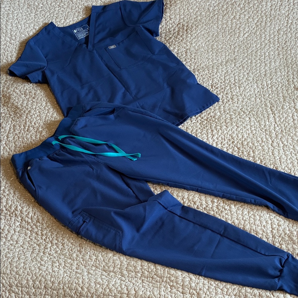 Figs Women's Navy Scrub Set - medium Catrina Top & small Zamora jogger Pants